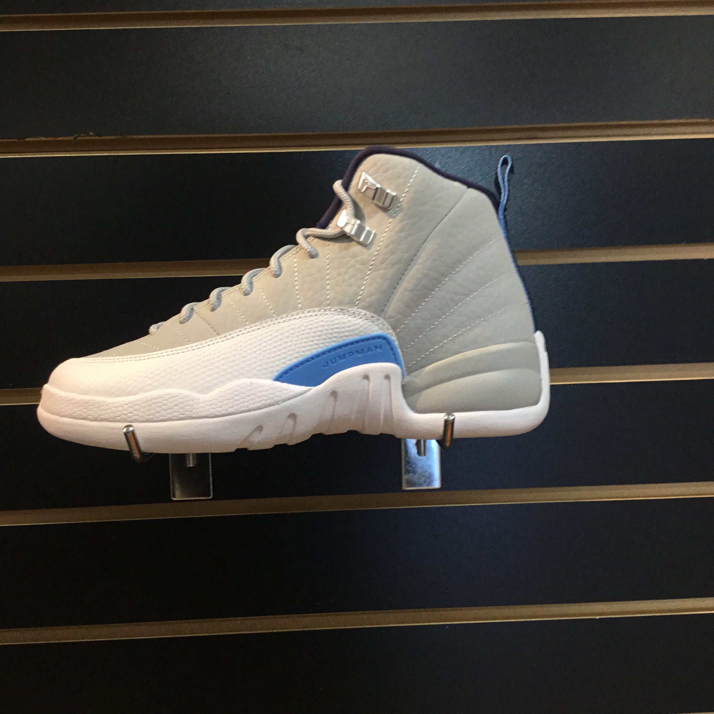 Air jordan best sale 12 university blue